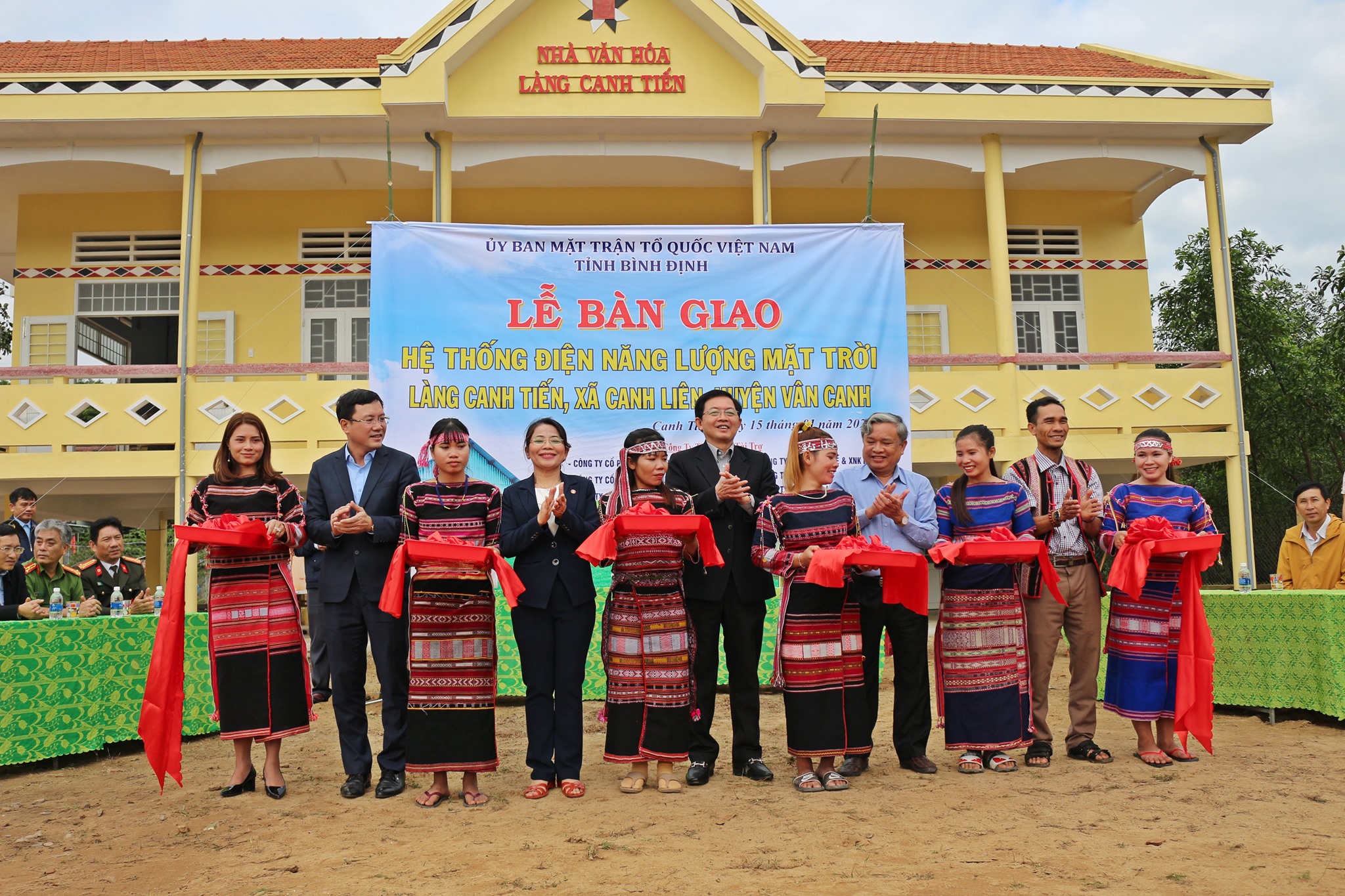 Lễ bàn giao hệ thống điện năng lượng mặt trời tại làng Canh Tiến, xã Canh Liên, huyện Vân Canh, tỉnh Bình Định