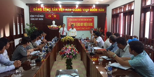 Lễ trao tặng huy hiệu Đảng