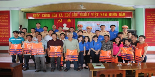 ĐTN Cảng Quy Nhơn giao lưu, tuyên truyền luật giao thông