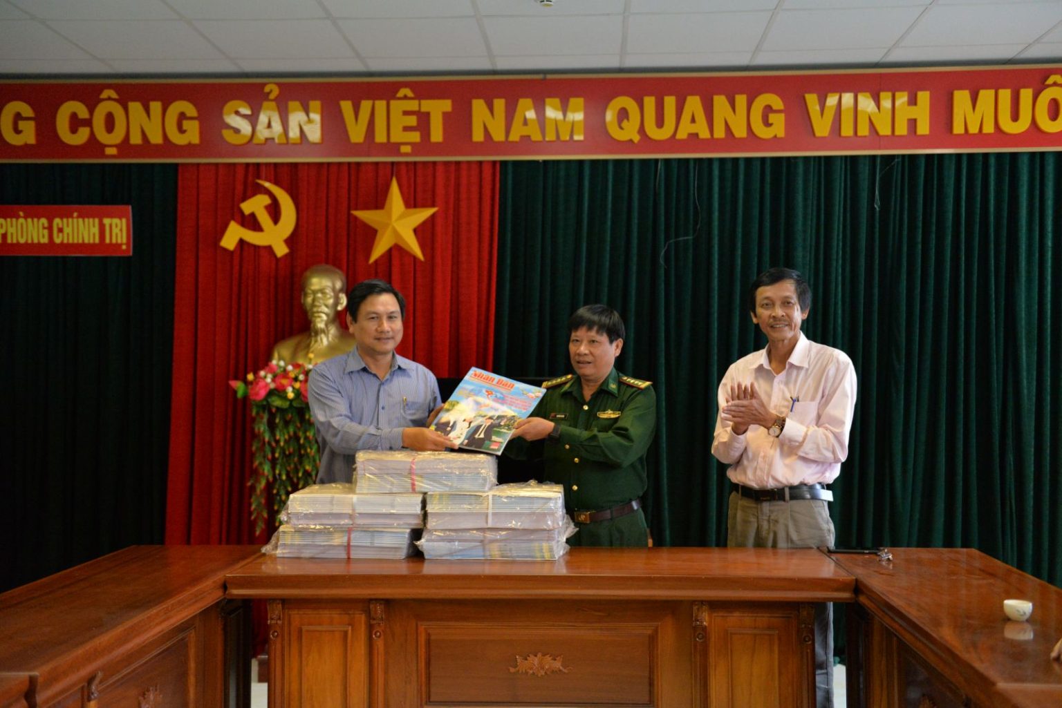 TẶNG BÁO XUÂN BÁO NHÂN DÂN CHO BỘ ĐỘI NƠI BIÊN PHÒNG, HẢI ĐẢO