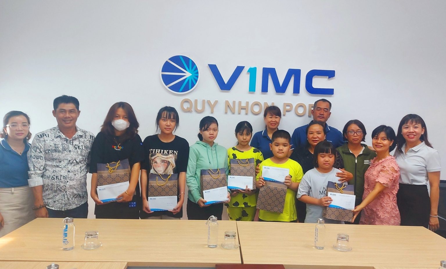 TRAO HỌC BỔNG CHO HỌC SINH-CON CBCNV CÓ HOÀN CẢNH KHÓ KHĂN ĐẠT THÀNH TÍCH XUẤT SẮC TRONG HỌC TẬP NĂM 2021-2022